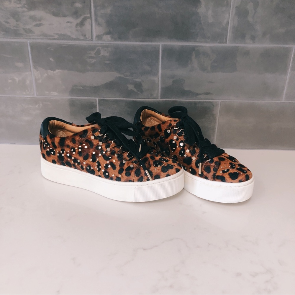 < joie sneakers >